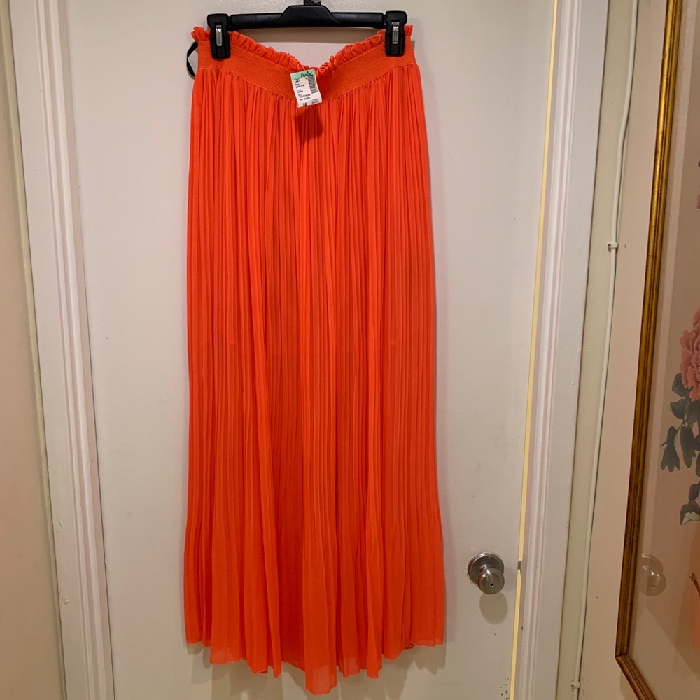Pleated maxi skirt coral color